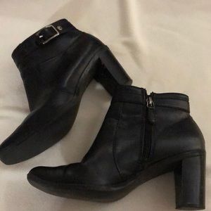 Booties leather Tommy Hilfiger squared toe side zip, few scuffs on heels.